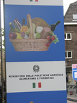 905303 Afbeelding van een reclamebord van het Italiaanse ministerie van Land- en Bosbouw op het Janskerkhof te Utrecht, ...